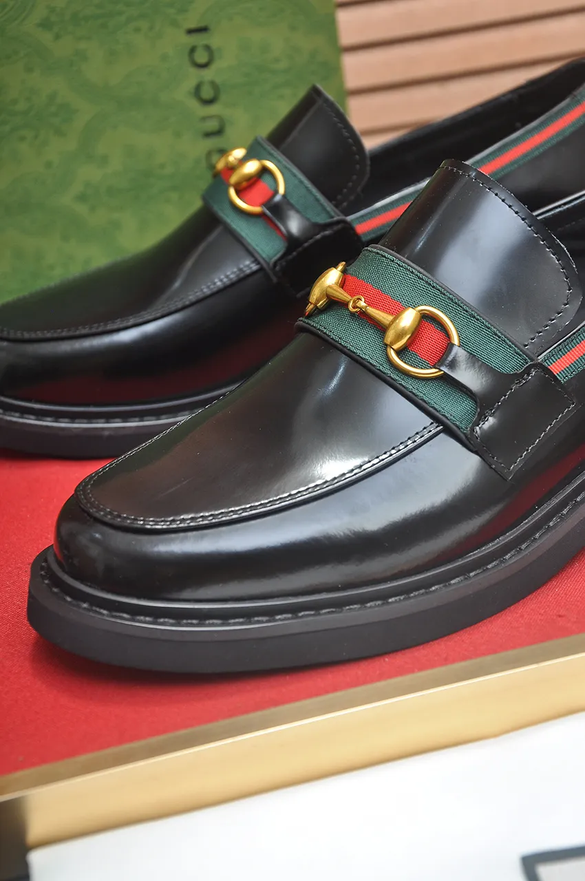 Men's shoes💰540💶Italy's top luxury men's shoe giant (GUCCI) (Gucci) (full cowhide lining) new arrival🍃Original European style🔰 Pleasant to the eye😍In order to make the shoes more durable and non-deformable🌀The production continues to follow traditional methods but there is still no lack of innovation💪Choose original sheepskin for the leather♻️ Smooth and natural And extra bright ⭐Made of imported cowhide, the first choice of rich people 38-45 (45 customized)